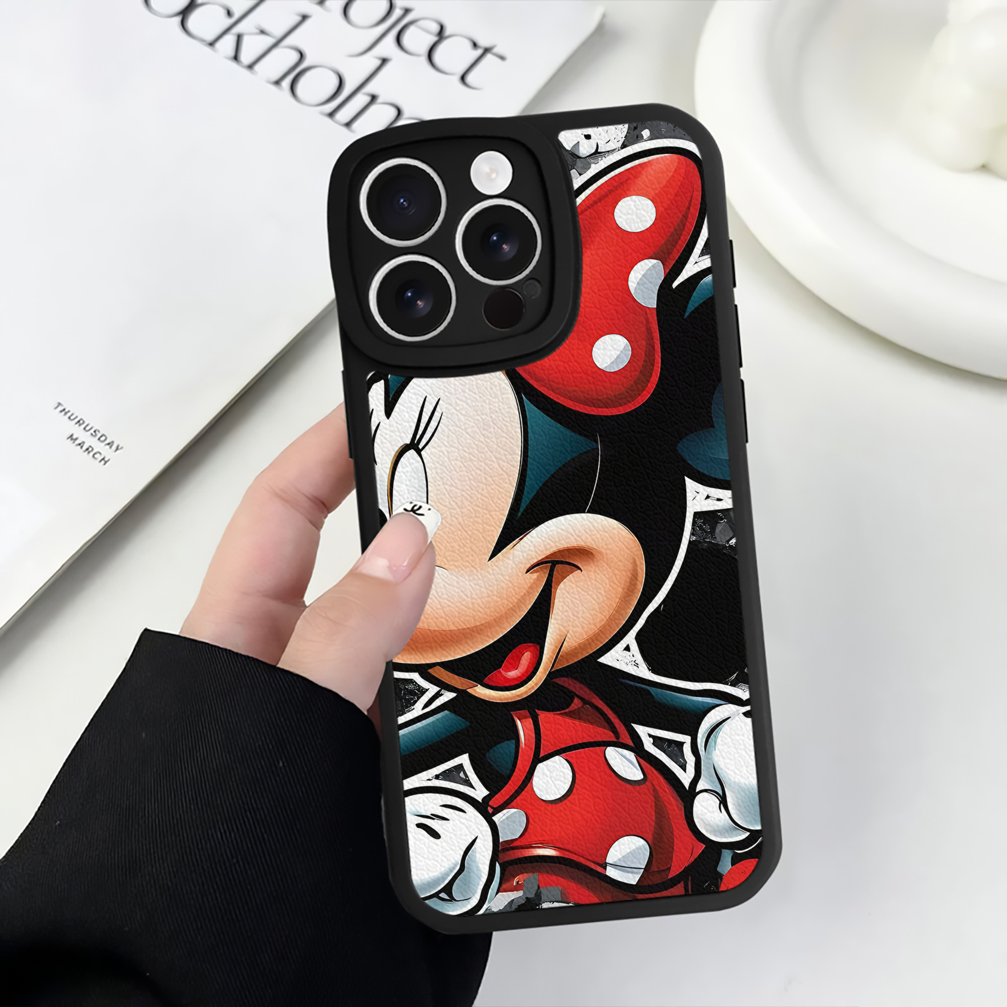 （画像用） ミッキーマウス Mickey Mouse 【iPhone 16シリーズ対応】シリコンスマホケース（レザー調） 材質：シリコン